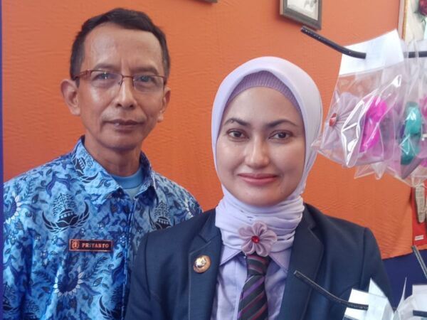 Photo Bersama Kepala UPT SMPN 1 Tana Lili  dengan Bupati Luwu Utara dalam Kegiatan Pameran Pendidikan Tahun 2019