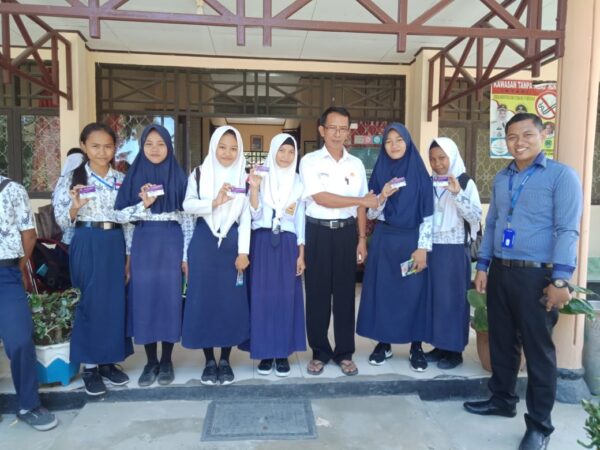 Penerimaan Kartu Indonesia Pintar oleh Bank Rakyat Indonesia kepada siswa UPT SMP N 1 Tana Lili