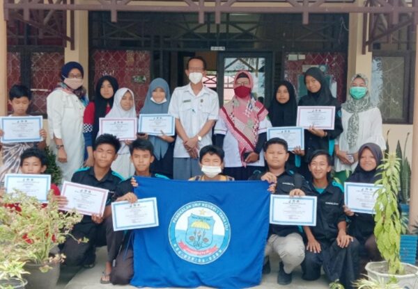 Kepala sekolah dan peserta lomba yang mendapatkan piagam penghargaan dari SMPN 1 Pulau Laut Tengah  setelah mengikuti lomba  Smapure dance, Baca puisi, dan LKBK Secara virtual