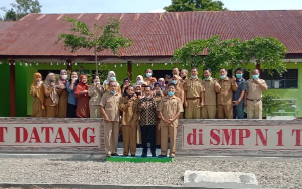 Foto bersama GTK UPT SMPN 1 Tana Lili dengan tim monotoring dan supervisi tindak lanjut pelaksanaan MBS dari KEMENDIKBUT tahu 2021