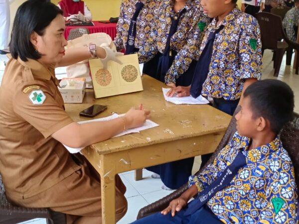 Pemeriksaan Kesehatan Gratis oleh Puskesmas Tana Lili di UPT SMPN 1 Tana Lili