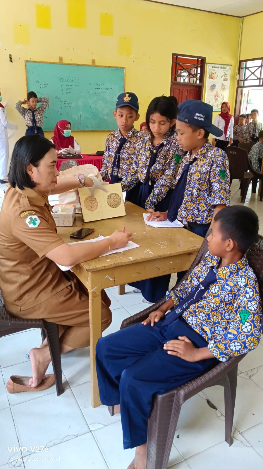 Pemeriksaan Kesehatan Gratis oleh Puskesmas Tana Lili di UPT SMPN 1 Tana Lili